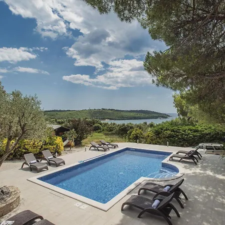 Picturesque In With Pool