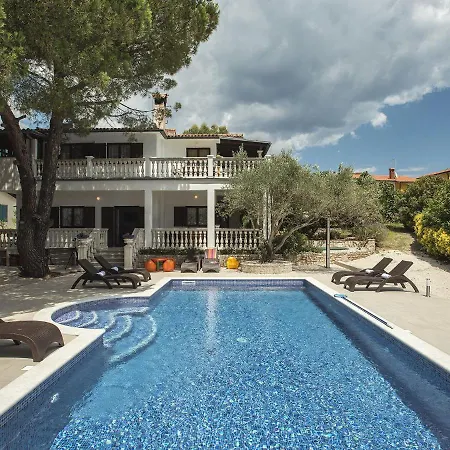 Vikendica Picturesque In With Pool *