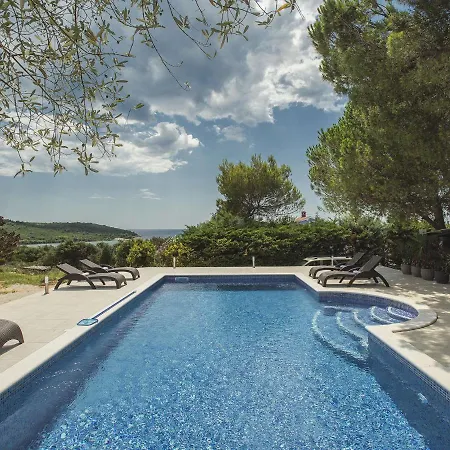 Picturesque In With Pool Vikendica