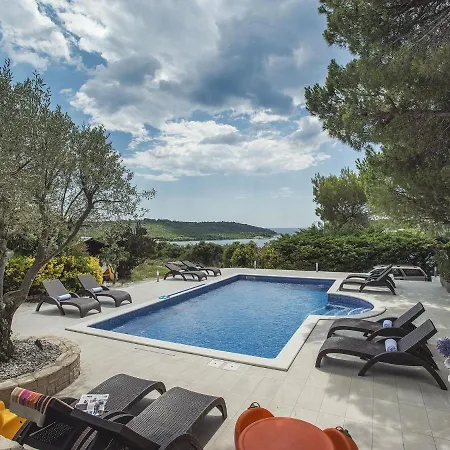 Picturesque In With Pool *