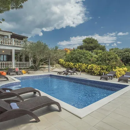 Picturesque In With Pool